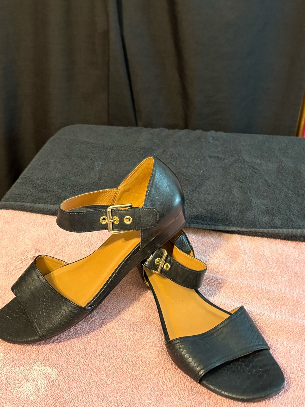 Naturalizer black leather flat sandals, tan lining, ankle straps. . Sz 10 WW